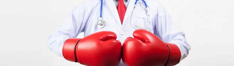 Médico com luvas de boxe vermelhas e estetoscópio ao pescoço — Consultas