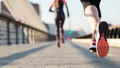 Pessoas a correr numa rua ao ar livre — DNA Sport / Desporto