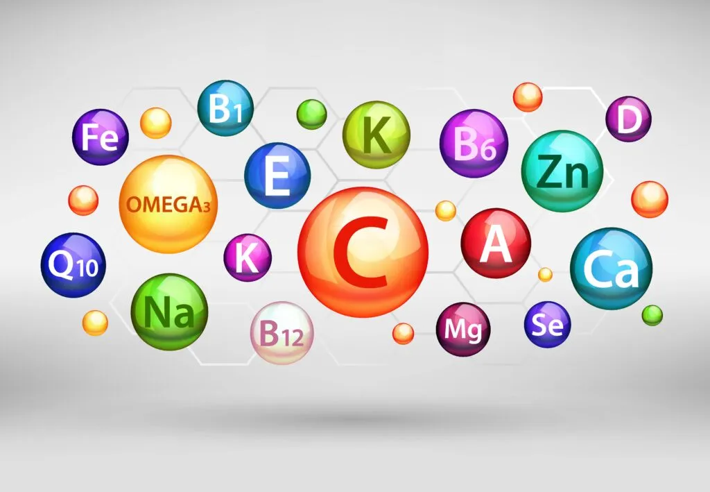 Esferas coloridas com símbolos de vitaminas e minerais — Imunidade – o papel da nutrição e da suplementação