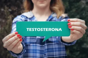 Pessoa segura placa verde com texto TESTOSTERONA