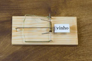 Ratoeira de madeira com etiqueta vinho — Saiba o que custa o copo de vinho às refeições