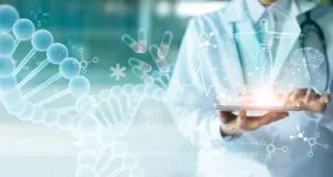 Médico com tablet e hologramas de moléculas e corpo humano