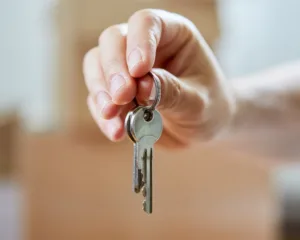 Mão a segurar chaves de metal num anel — Gestos que falam – os sinais escondidos